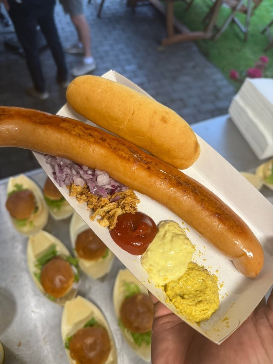 Ristet hotdog med remoulade, sennep og ristede løg