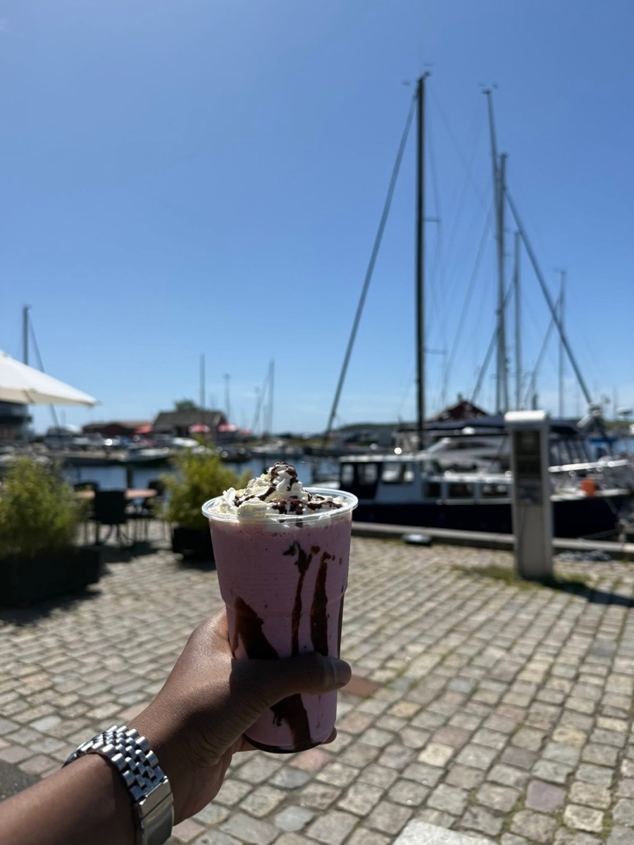 Milkshake med flødeskum ved havnen