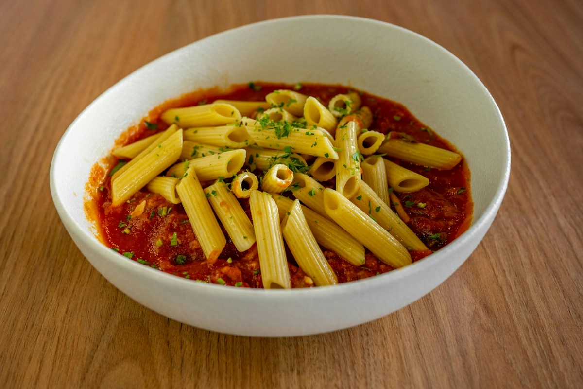Penne med tomatsauce i hvid skål