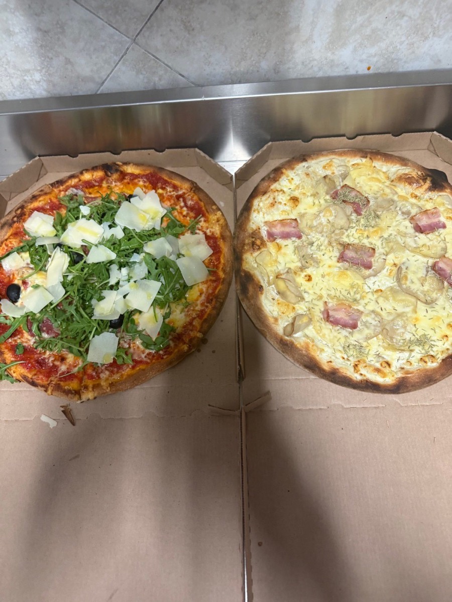 To hele pizzaer med friske toppings