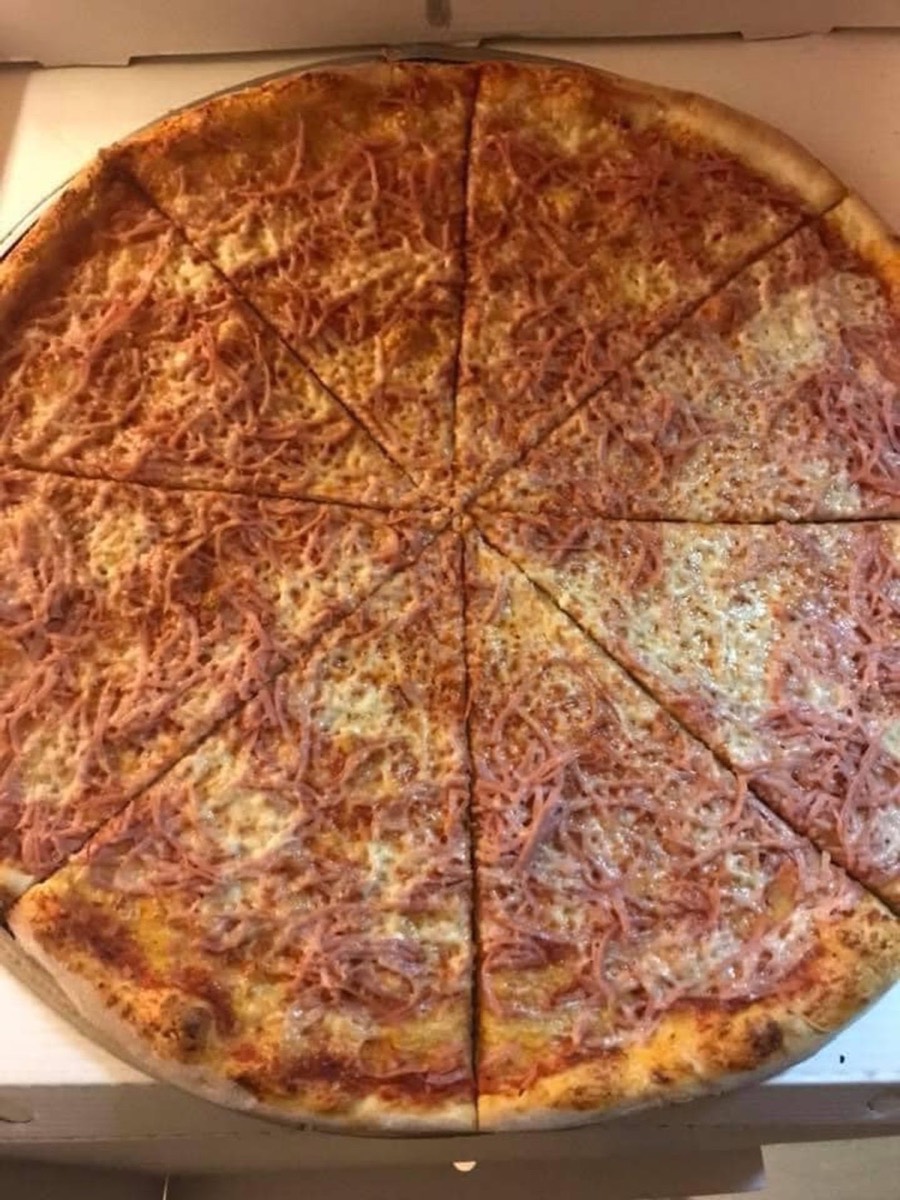 Stor pizza skåret i slices