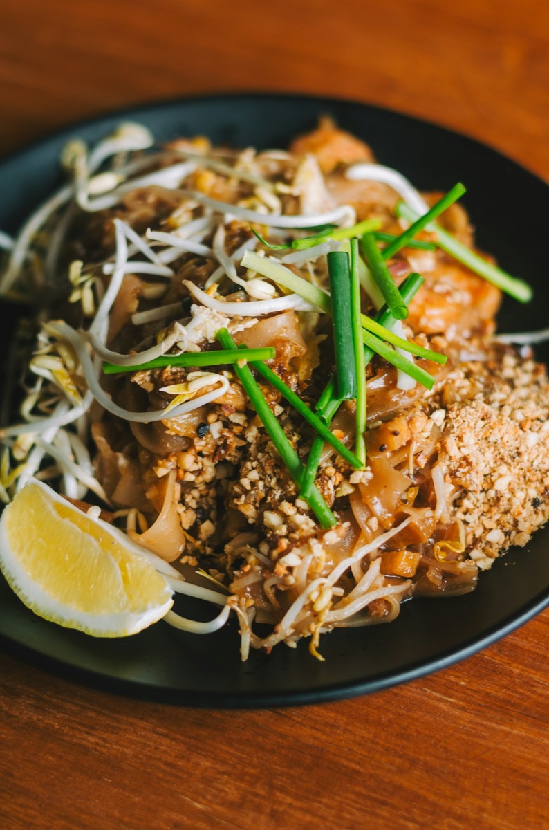 Pad thai med nudler, bønnespirer, peanuts og lime